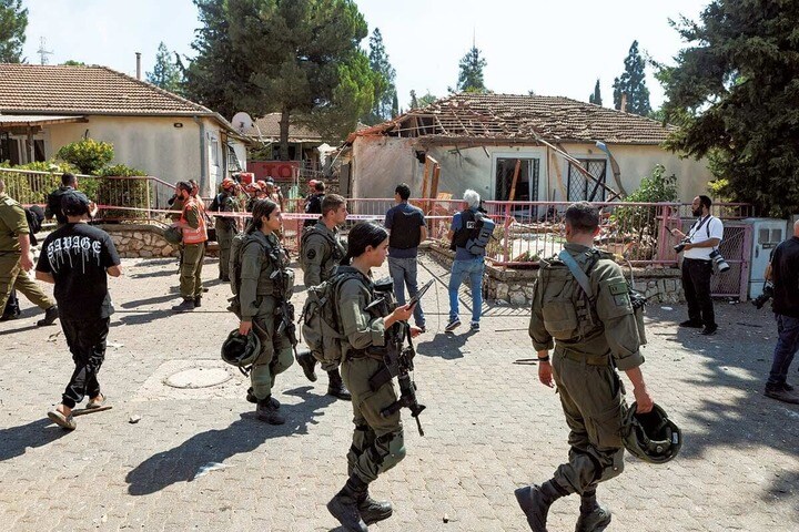 レバノンからイスラエル北部に飛来したロケット弾で被害を受けた民家