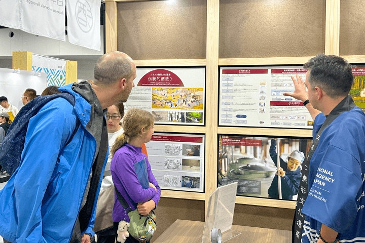 説明員が「伝統的酒造り」について英語と日本語で説明