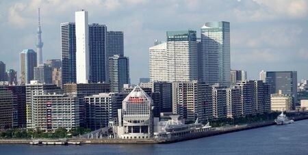 日銀は１６日に公表した「経済・物価情勢の展望」で、２１年度の実質国内総生産（ＧＤＰ）成長率見通しを従来の前年比４．０％から３．８％に引き下げた。１５日撮影（２０２１年　ロイター/Fabrizio Bensch）