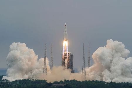 　５月８日、中国が４月２９日に打ち上げた大型ロケット「長征５号Ｂ」の残骸が大気圏への再突入で地球上に落下する恐れがあると懸念されている問題で、米政府の資金による研究を行う「エアロスペース・コーポレーション」は、残骸は９日までに大気圏に再突入するとの見通しを示した。写真は海南省から打ち上げられる同ロケット（２０２１年　ロイター/CHINA DAILY）