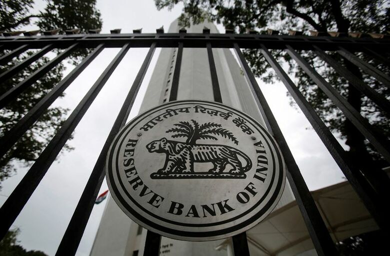 インド準備銀行（中央銀行）は１０日、ルピーが過去最安値近辺で推移する中、相場下支えに向け新たな措置を発表した。写真は本部の外門に掲げられた中銀の紋章。２０１３年７月ムンバイで撮影（２０２６年　ロイター/Vivek Prakash）