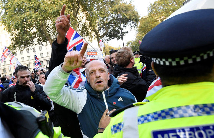 ジョンソンの「ブレグジットをやり遂げる」というメッセージは労働党支持者にも魅力的に聞こえた（写真は議会前でブレグジット推進を訴える離脱派の人たち、10月31日）　Toby Melville-REUTERS