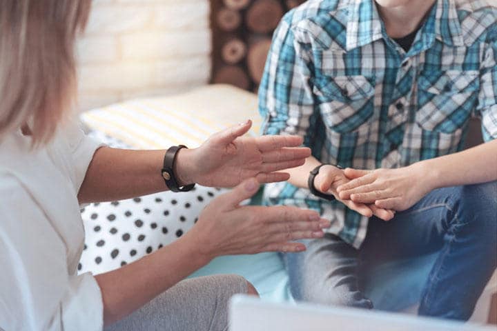 世界の学校ではキャリア教育を担当する専門のカウンセラーがいるのが一般的だが　Zinkevych/iStock.