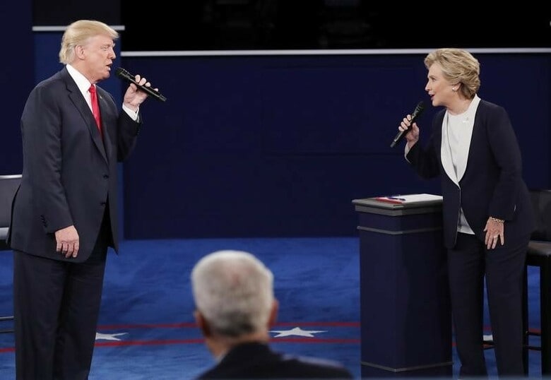 １０月９日、米大統領選の候補者による第２回討論会が、中西部ミズーリ州セントルイスの大学で開催され、民主党候補のヒラリー・クリントン氏（写真右）は、共和党のドナルド・トランプ氏（写真左）による女性蔑視発言を厳しく追及した（２０１６年　ロイター／Jim Young）