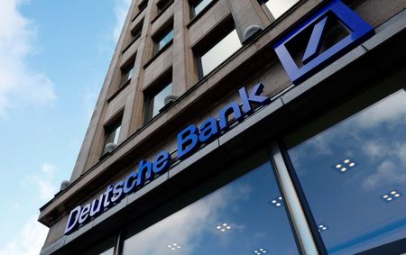 ドイツ銀行は、ポストバンク買収の際の支払い額が少なすぎたとしてして同行を訴えていた原告の半数以上と和解が成立したと発表した。ブリュッセルで２０２２年撮影。（2024年　ロイター/Yves Herman/File Photo）