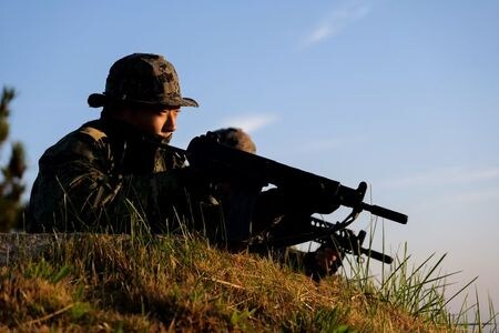 　韓国メディアによると、米韓は例年８月に行われる合同軍事演習を今週開始するが、新型コロナウイルスの感染拡大を受けて、米国から兵士を動員せず、規模を縮小して実施する計画だ。写真は演習に参加する兵士。２０１９年１１月韓国群山で撮影。米空軍提供（２０２０年　ロイター ）