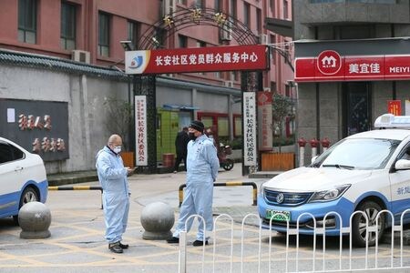 　１月３１日、中国湖北省武漢市で発生した新型コロナウイルスによる肺炎の感染が広がっていることを受けて、各国は武漢からの自国民退避を急いでいる。写真は湖北省武漢市のタクシー運転手ら。２８日撮影（２０２０年　ロイター/China Daily）
