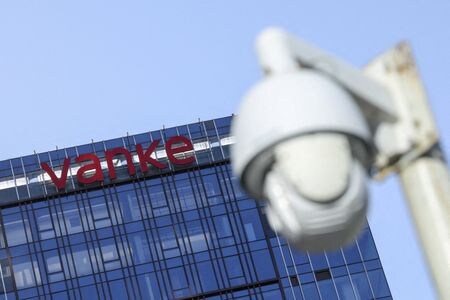 　中国深セン市政府は、資金繰り難に直面する中国不動産大手の万科企業向けに８００億元（１１５億８０００万ドル）規模の救済策を策定していると、金融誌オクタスが複数の関係者の話として１１日に報じた。写真は北京にある万科の住宅・商業開発地付近で昨年１２月撮影（２０２６年　ロイター/Tingshu Wang）