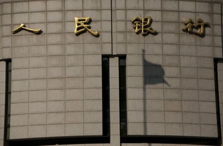 　１月１９日、中国人民銀行は、２月上旬の春節（旧正月）の連休前に見込まれる資金不足に対応するため、銀行システムに６０００億元超を供給する方針を明らかにした。写真は北京の本店（２０１６年　ロイター/Kim Kyung-Hoon）