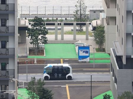東京・中央区の東京パラリンピック選手村を巡回する自動運転車に選手が接触した事故を受け、車両を提供・運営するトヨタ自動車の豊田章男社長が２７日夜、自社のオンラインサイトで「多くの方々にご心配をおかけし、大変申し訳ない」と謝罪した。写真は選手村を走る自動運転車。７月１３日、東京・晴海で撮影（２０２１年　時事通信）