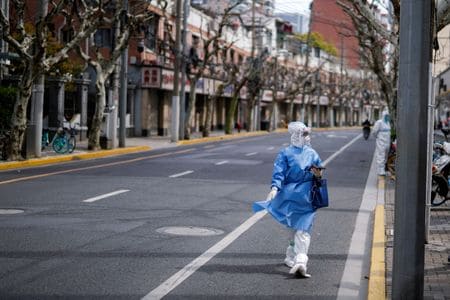 　４月１日、中国上海市は、市内東側で１日までの予定だったロックダウン（都市封鎖）を延長した。写真は上海で撮影（２０２２年　ロイター／Aly Song ）