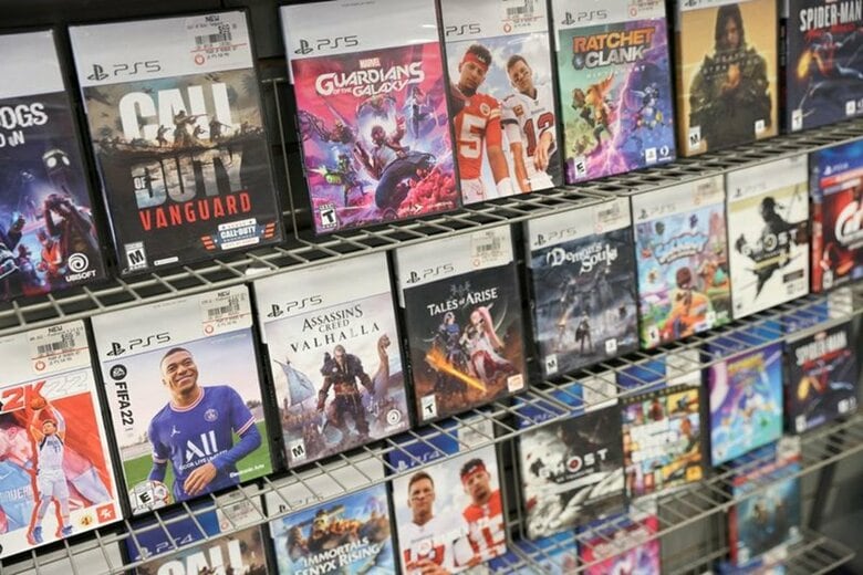 写真はゲーム機「プレイステーション（ＰＳ）」シリーズ向けのゲーム。　2021年12月、米ニューヨーク市で撮影。 REUTERS/Andrew Kelly