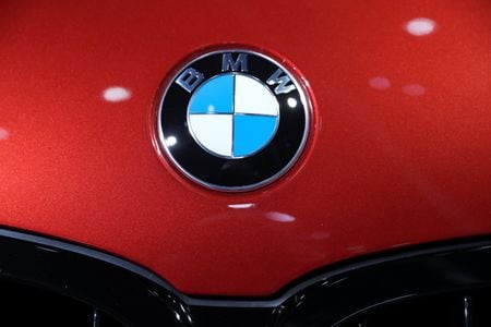 　９月１０日、ドイツの自動車大手ＢＭＷは、２０２４年のEBIT（利払い・税引き前利益）ベースの利益率予想を従来の８─１０％から６─７％に引き下げたと発表した。写真はＢＭＷのロゴ。米カリフォルニア州 ロサンゼルスで２０１９年１１月撮影（２０２４　ロイター／Lucy Nicholson）