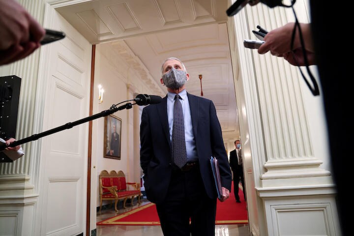 アメリカのコロナ感染対策はこれからが本番（1月21日、バイデンと会うためホワイトハウスに到着したファウチ）　Jonathan Ernst-REUTERS