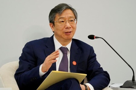 　４月１１日、中国人民銀行（中央銀行）の易綱総裁（写真）は、国内外の金融機関が対等な立場で競争できるようにするほか、外資系企業が参入できる分野を「急速に」拡大する方針を示した。ボアオ・アジアフォーラムで述べた。写真は海南省で撮影（２０１８年  ロイター）