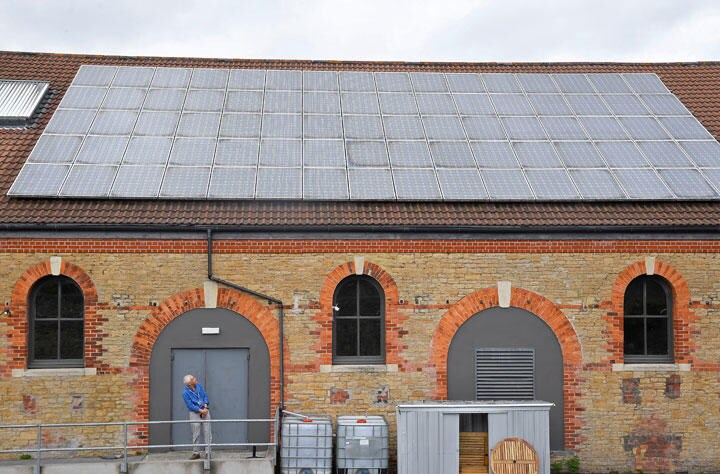 イギリスの電気料金はこの1年ほどで劇的に上昇した（英南部フロームの建物に設置されたソーラーパネル）　Toby Melville-REUTERS