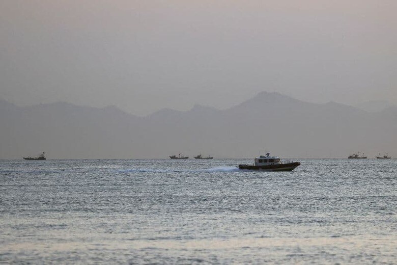 台湾海峡に設けられた「中間線」はこれまで70年近く、地域の平和維持に貢献してきた。写真は16日、中国福建省に近い、台湾・ 馬祖列島の南竿島沖を航行する台湾の沿岸警備艇（2022年　ロイター/Ann Wang）