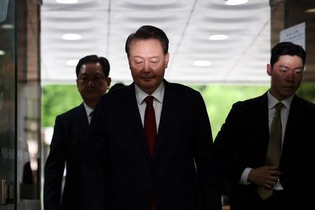 　１２月１５日、韓国の特別検察官は、尹錫悦前大統領（写真中央）が２０２４年１２月の戒厳令布告を正当化し、政敵を排除するために、北朝鮮を挑発して武力侵攻させようとしたと発表した。写真は７月、ソウルで撮影（２０２５年　ロイター／Kim Hong-Ji）
