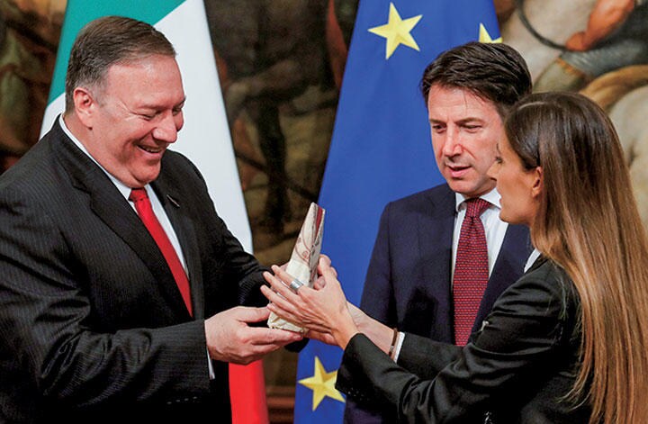 イタリア人記者がポンペオ米国務長官に直訴　REMO CASILLI-REUTERS