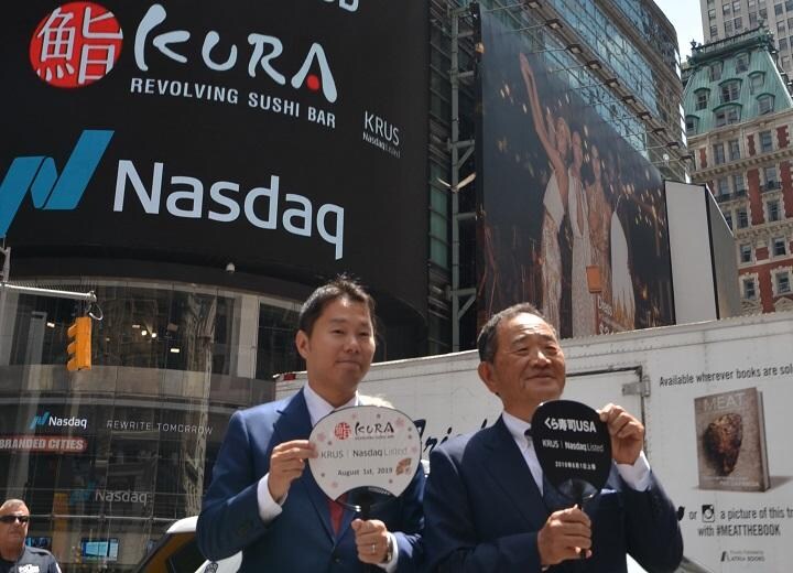 くら寿司の田中邦彦社長（右）とくら寿司USAの姥一CEO、ナスダック上場記念で＝１日、ニューヨークで筆者撮影