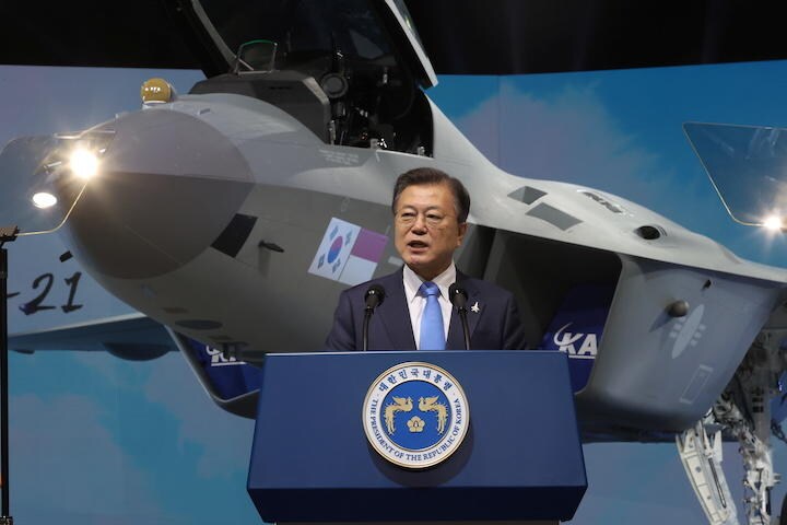 韓国の国産戦闘機「KF-X」のプロトタイプの前でスピーチする文在寅大統領　4月9日　Yonhap/REUTERS