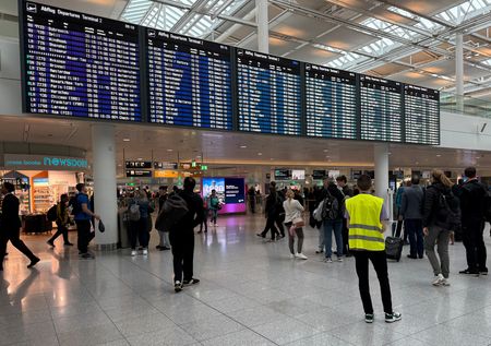 １０月４日、ドイツ紙ビルトは警察資料を基に、これまでの２日間に国内全土の空港や軍事施設でドローン（無人機）が目撃されたと伝えた。ミュンヘン空港で目撃されたのは氷山の一角だったことを示唆している。写真は運航を再開した同空港。４日撮影（２０２５年　ロイター/Ayhan Uyanik）