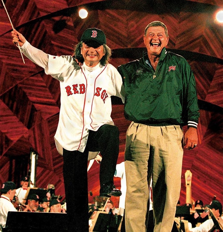 独立記念日にレッドソックスの往年の名打者ヤストレムスキーと並んで（1999年）　BILL BRETTｰTHE BOSTON GLOBE/GETTY IMAGES