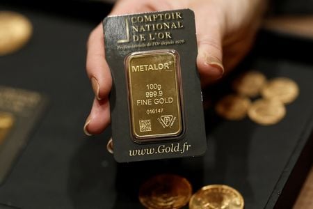 パリの店内に陳列された金の延べ棒。2月3日撮影。REUTERS/Benoit Tessier
