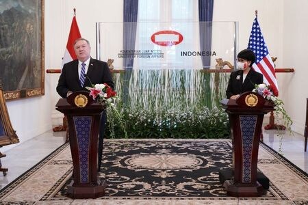 　１０月２９日、インドネシアを訪問中のポンペオ米国務長官（写真左）は、南シナ海でインドネシアと協力する新たな手段を模索すると表明した。写真右はインドネシアのルトノ外相。提供写真（２０２０年　ロイター／Indonesian Ministry of Foreign Affairs）