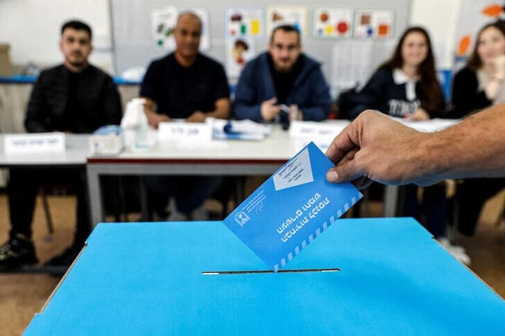 イスラエルで1日行われた総選挙は、最大野党リクードを中心とする右派連合が過半数をかろうじて確保し、同党を率いるネタニヤフ氏（73）が首相に返り咲く見通しだ。写真はラハトの投票所で撮影（2022年　ロイター／Amir Cohen）