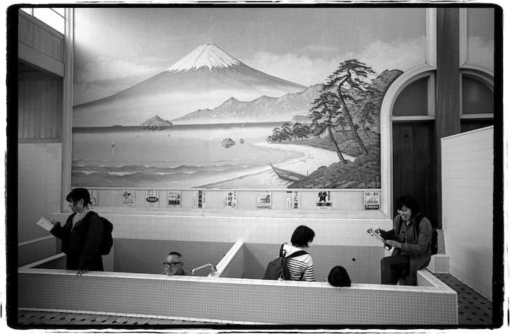 東京都立小金井公園内「江戸東京たてもの園」で歴史的建造物として一般公開されている「子宝湯」のペンキ絵＝内村コースケ撮影