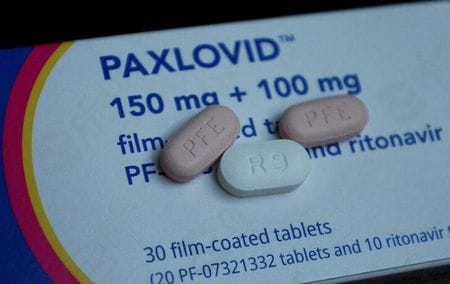　１２月１４日、中国医薬健康産業は、米ファイザーの新型コロナウイルス経口治療薬「パクスロビド」を中国本土で輸入・販売する契約を結んだと発表した。写真は１０月撮影（２０２２年　ロイター／Wolfgang Rattay）