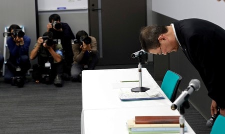 　１２月１９日、ＳＵＢＡＲＵ（スバル）は、無資格者が新車出荷前に完成検査を行っていた問題について、弁護士による外部調査報告書と再発防止策を発表した。写真は記者会見で頭を下げる同社の吉永泰之社長（２０１７年　ロイター/Kim Kyung-Hoon）