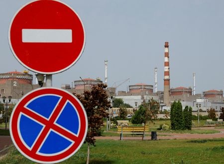 ウクライナの原子力企業エネルゴアトムは１９日、ロシア軍が未明にウクライナ南部のザポロジエ原子力発電所（写真）の上空に自爆型ドローン（無人機）を飛ばし、原子力の安全性をないがしろにしたとして非難した。８月撮影（２０２２年　ロイター/Alexander Ermochenko）