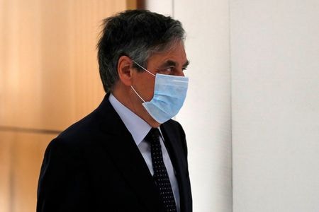 　ロシア最大の石油化学企業シブルは、フランスのフランソワ・フィヨン元首相（写真）を役員に加わったと明らかにした。パリの裁判所で昨年６月撮影（２０２１年　ロイター／Gonzalo Fuentes）