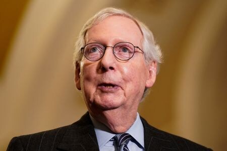 　３月８日、米上院共和党トップのマコネル院内総務（写真）が、ワシントンのホテルで食事中に転倒し、入院した。写真はワシントンで２月撮影（２０２３年　ロイター／Elizabeth Frantz）