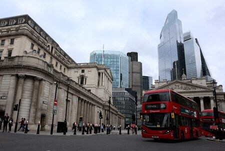 　ヘッジファンドに投資するファンド、英ＬＣＨインベストメンツが１９日発表したデータによると、世界のヘッジファンドは１９６９年から２０２４年１２月にかけての５５年間で投資家から総額１兆８０００億ドルの手数料を徴収した。写真は、ロンドンのイングランド銀行と金融街。２０２４年９月、ロンドンで撮影（２０２５年　ロイター/Mina Kim）