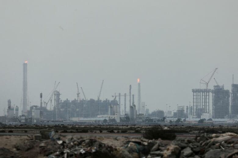 カタールエネルギー社の液化天然ガス（LNG）生産施設。2026年3月2日撮影　REUTERS
