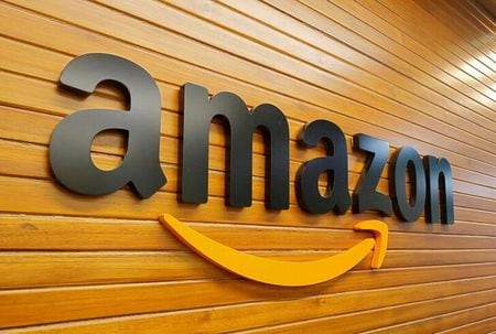 　３月１６日、米電子商取引大手アマゾン・ドット・コムは、新型コロナウイルス流行で中国の都市がロックダウン（都市封鎖）入りしたことによる物流の途絶について、影響を受けていない地域の倉庫に荷物を振り向けることで対処すると表明した。写真はアマゾンのロゴ。インドのバンガロールで２０１８年４月撮影（２０２２年　ロイター／Abhishek N. Chinnappa）