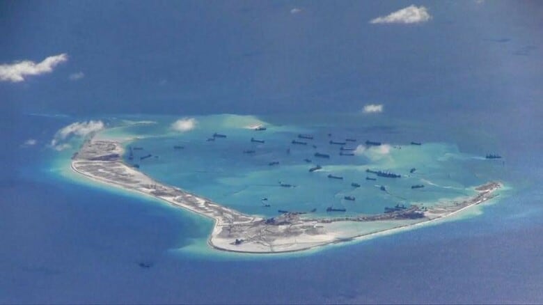 ３月１３日、ベトナムは中国に対し、南シナ海での客船運航を停止するよう要求した。写真は南シナ海のスプラトリー諸島。米海軍提供（２０１７年／ロイター）