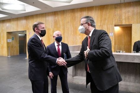 　米国のマヨルカス国土安全保障長官ら米政府高官は訪問先のメキシコ市でメキシコのエブラルド外相と会談し、移民対策における２国間協力の拡大について協議した。写真は会談の様子。２０日撮影。メキシコ外務省提供（２０２１年　ロイター）