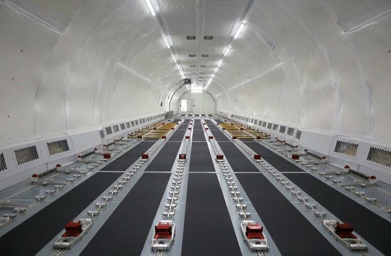 航空会社や航空機リース会社は、新型コロナウイルス流行で中古航空機の価格が暴落する中で旅客機の貨物機への転換（P2F）を急いでいる。写真はシンガポールで、貨物機に転換されたエアバスA321機。2日撮影（2020年　ロイター/Edgar Su）
