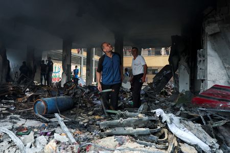　イスラエル軍は１０月６日早朝、パレスチナ自治区ガザのモスクや避難民が集まる学校を空爆し、少なくとも２６人が死亡、９３人が負傷した。同日、空爆を受けた学校で撮影（２０２４年　ロイター/Ramadan Abed ）