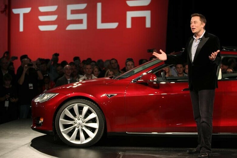 ８月８日、米電気自動車（ＥＶ）大手テスラのイーロン・マスク最高経営責任者（写真）がテスラ株の非公開化を検討していると表明したことに関連し、証券取引委員会（ＳＥＣ）は発表の手法や内容の真実性について調査している。REUTERS