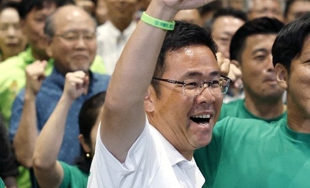 知事選での勝利を喜ぶ古謝玄太氏（9月13日、那覇）Kyodo/via REUTERS