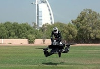 【動画】本当に飛んだ、ドバイ警察の「空飛ぶバイク」