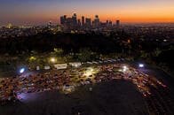 希望者殺到、ロサンゼルス・ドジャースの駐車場に自動車の行列ができた理由