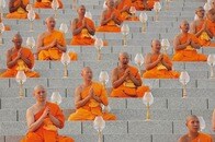 薬物・金銭スキャンダル続出したタイ仏教界...「ブッダの奇跡」を祝う瞑想行事で煩悩から解脱