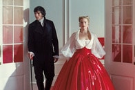 SM、自慰、のぞき見...マーゴット・ロビー版『嵐が丘』は「低俗でエロチックでバカバカしい」を楽しむべき映画だ