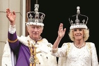バルコニーに現れた、新英国王夫妻を待ち受けるものとは